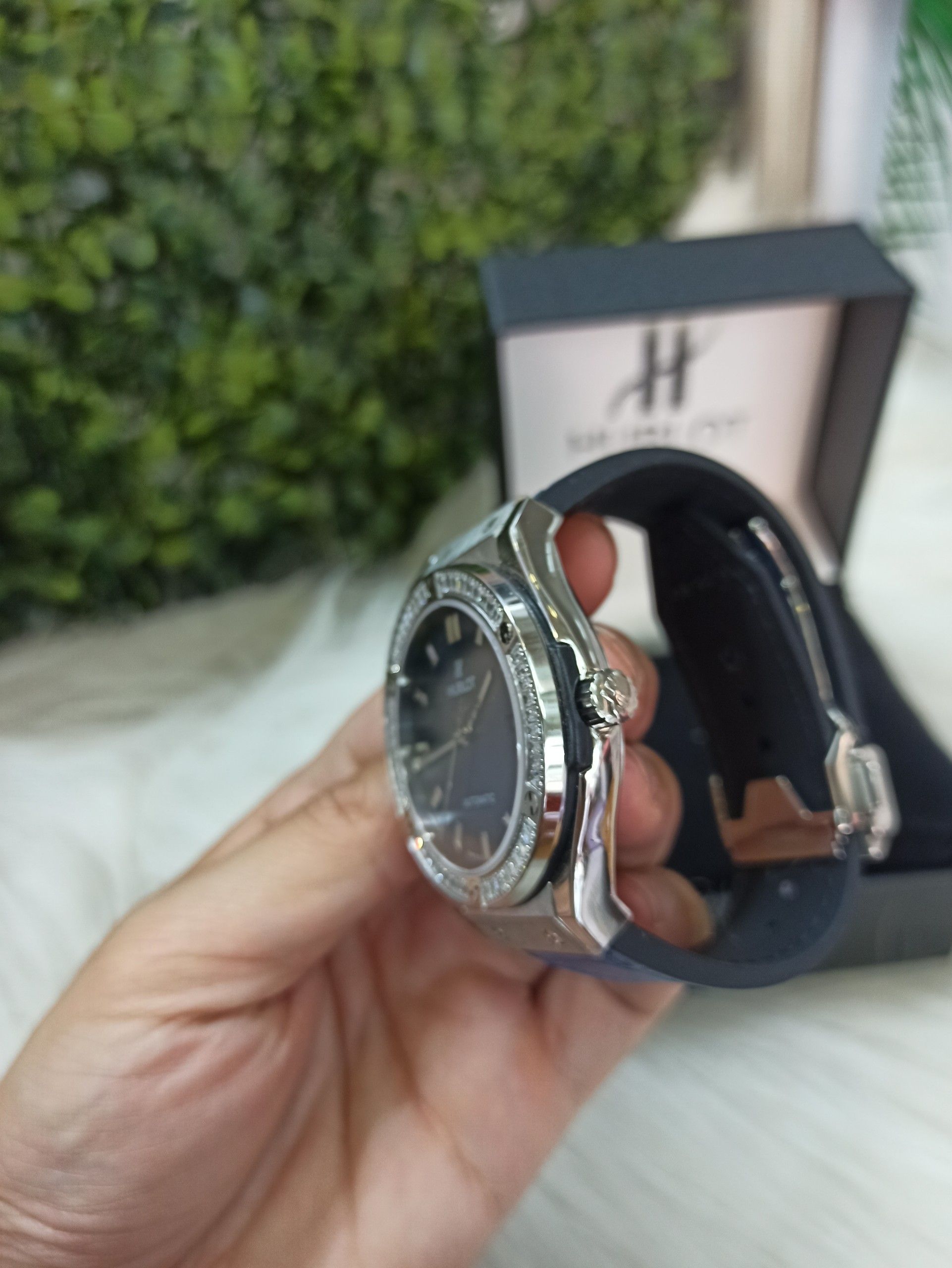 Đồng Hồ HUBLOT Classic Fusion Titanium Blue Dial Diamonds 42mm + Thẻ Bảo Hành